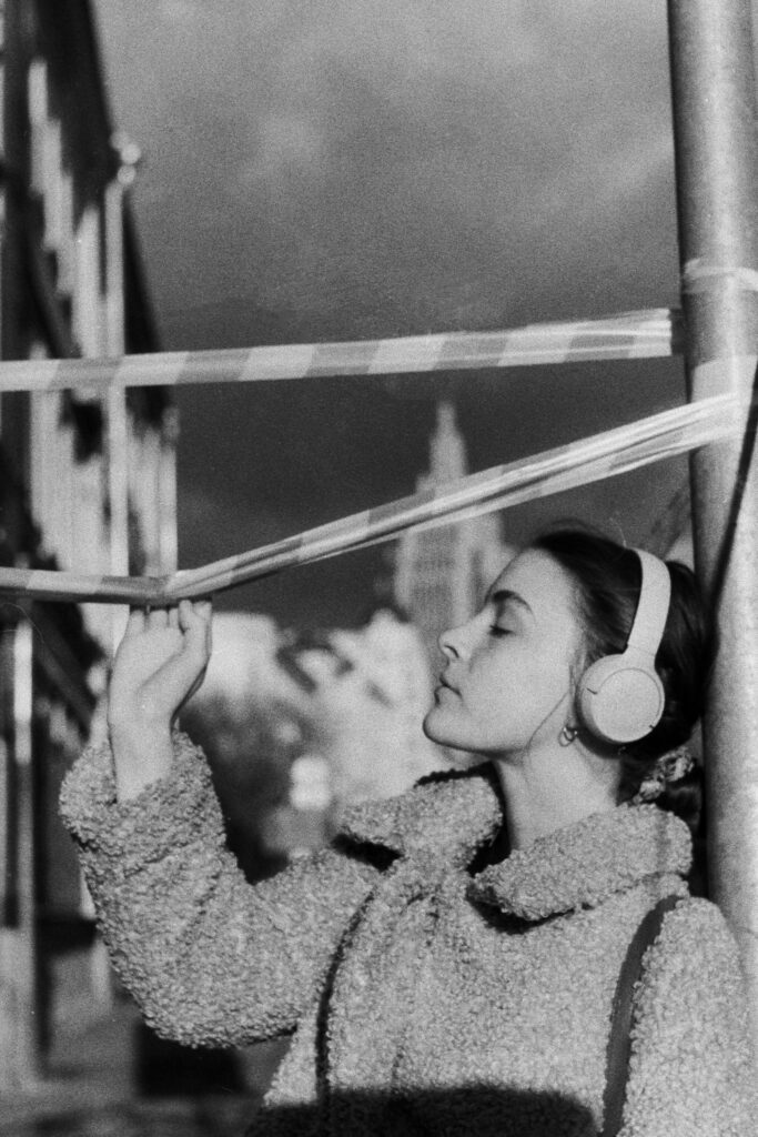 امرأة مسترخية تستمع لأصوات هادئة لتحسين النوم العميق"