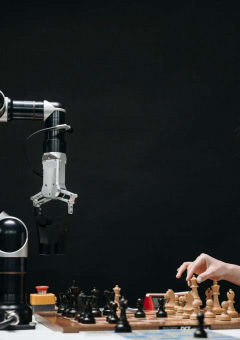 "فتاة ذهنية جالسة تفكر بعمق، تشعر بالوحدة، تعكس الصراع الداخلي والتحليل النفسي للعقل الذهني"