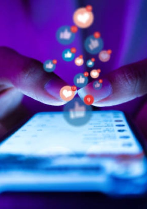 التصفح المستمر على السوشيال ميديا وتأثيره على المشاعر